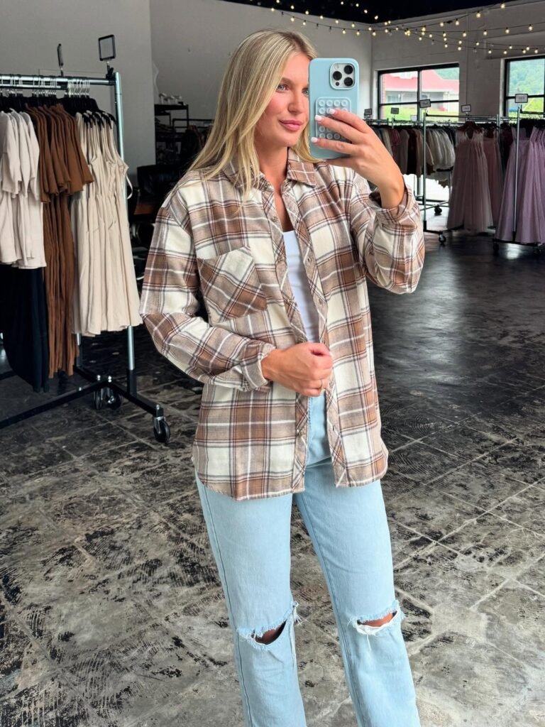 21 Flannel Outfits That Are Giving Major Fall Energy