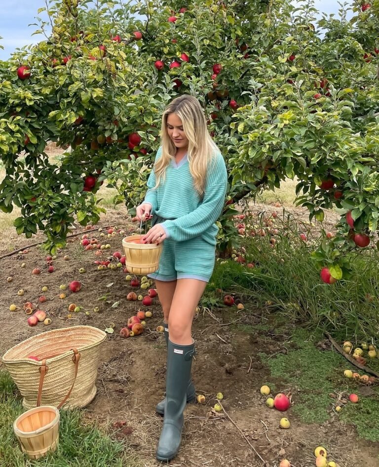 25 Best Apple Picking Outfits for Women — Cute, Easy and Trendy Ideas