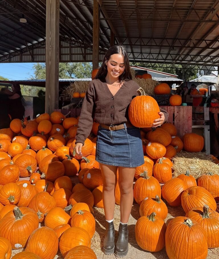 25 Pumpkin Patch Outfits for Women: Casual Chic and Cozy Ideas